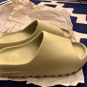 Yeezy Slides “Resin 2022”